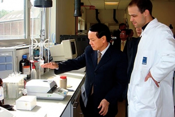 Kỹ sư Lê Thanh Thuấn, Chủ tịch ASM tìm hiểu sản phẩm dầu cá tinh luyện tại phòng LAB của Tập đoàn châu Âu.